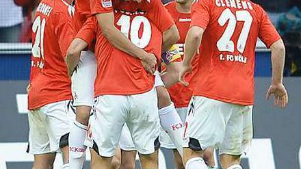 Die Kölner Spieler feiern ihren Torschützen zum entscheidenden 1:0: Taner Yalcin, von Lukas Podolski über die Schulter geworfen (Mitte).