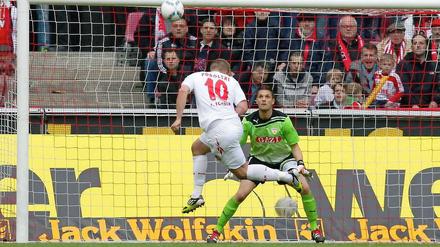Chance vertan: Lukas Podolski scheitert hier an Stuttgarts Sven Ulreich. Der FC verpasst den Anschluss an die direkten Nichtabstiegsplätze.