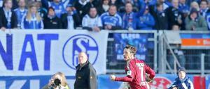 Blaues Wunder(n): Nürnbergs Markus Feulner jubelt über sein 1:0, die Schalker Fans wollen es nicht glauben.