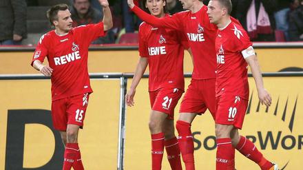 Abgeklatscht: Milivoje Novakovic (2. v. r.) schießt Köln mit zwei Treffern zum Sieg gegen die Bayern. Sein Teamkollege Geromel (M.) schaut nur noch verdutzt.