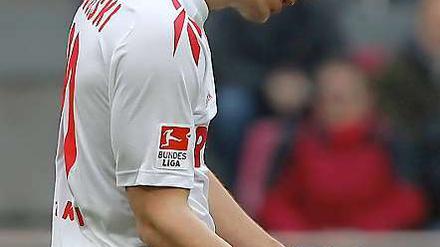 Keine guten Zeiten für den Fußball-Adel: In Berlin hilft kein König und in Köln kein Prinz: Lukas Podolski beim 0:2 gegen Leverkusen.