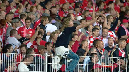 Stimmung auf den Rängen. Union-Fans beim Derby gegen Hertha BSC im Stadion an der Alten Försterei.
