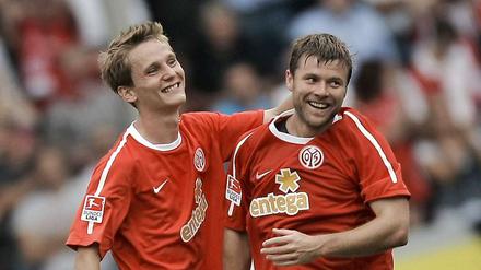 Drittes Spiel, dritter Sieg: Der Schütze des 1:1, Niko Bungert (l.), und sein Mannschaftskollege Florian Heller feiern den Mainzer 2:1-Sieg über den den FCK.