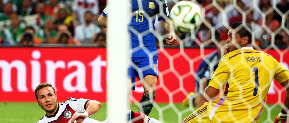Für die Ewigkeit. Mario Götze erzielt das 1:0 für die deutsche Elf im WM-Finale 2014 gegen Argentinien.