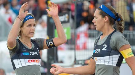 Laura Ludwig (links) and Kira Walkenhorstin feiern ihren Halbfinalsieg.