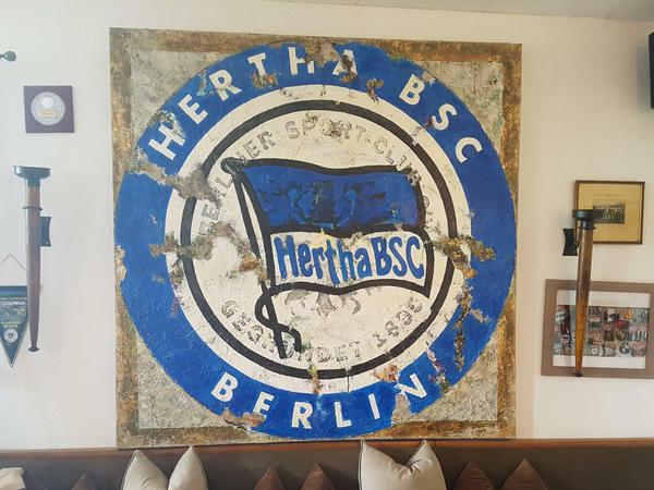 Im Sportcasino an der Hubertusallee sind die Wappen von Hertha und des BSC verbunden. 