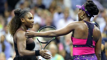 Gewinnerin, Verliererin. Serena Williams (l.) nimmt die Glückwünsche von Schwester Venus Williams in New York entgegen.