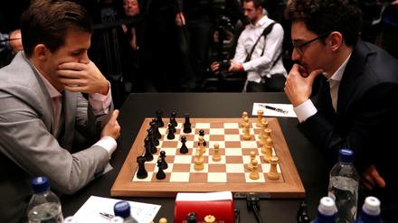 Carlsen (links) gegen Caruana (rechts): Die Weltmeisterschaft wird an diesem Mittwoch durch Schnell- und Blitzschachpartien entschieden. 