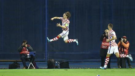 Sprung zur WM. Kroatiens Luka Modric feiert sein Tor.