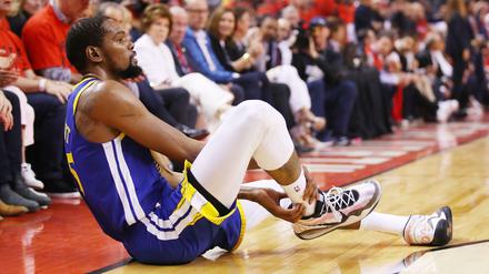 Bitter. Warriors-Superstar Kevin Durant verletzte sich schwer in Toronto.