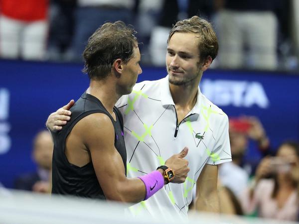 Daumen hoch. Rafael Nadal hat großen Respekt vor Daniil Medwedew.