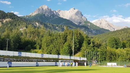 Vor dieser schönen Kulisse spielte der FC Pinzgau Saalfelden gegen den SV Grödig. 