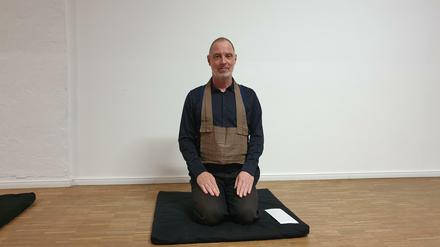 Bernd Bender bietet Zen-Meditation an.
