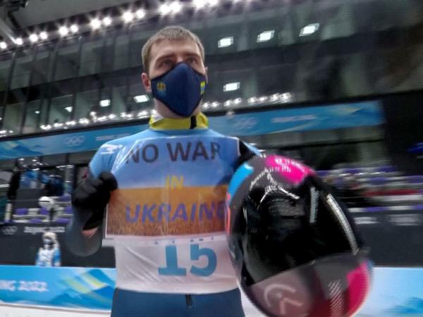 Vladyslav Heraskevych aus der Ukraine hielt bei Olympia ein Plakat in die Kameras.