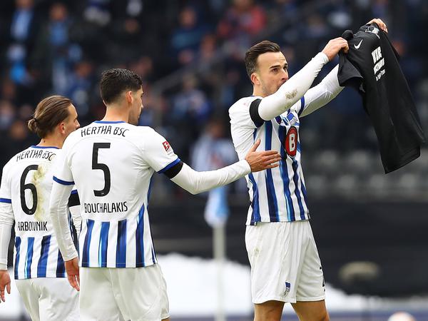 Herthas Haris Tabakovic bejubelte sein Tor zum 1:0 mit einer speziellen Botschaft in Gedenken an Kay Bernstein.
