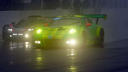 Rheinland-Pfalz, Nürburg. Der Porsche 911 GT3 des Teams Manthey Racing passiert als Sieger die Zielflagge.