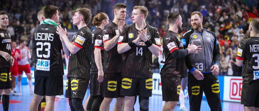 Verhaltene Freude. Die deutschen Handballer stehen im Halbfinale, trotz einer Niederlage im letzten Hauptrundenspiel.