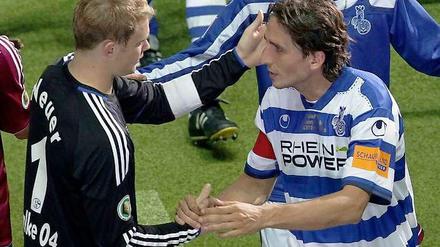 Nach dem Finale, vor dem Captain's Dinner: Duisburgs Kapitän Ivica Grlic (r.) und Schalkes Manuel Neuer gratulieren sich gegenseitig.