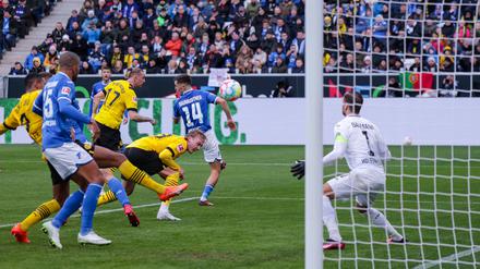 Der entscheidende Moment. Julian Brandt bugsiert den Ball irgendwie ins Hoffenheimer Tor.