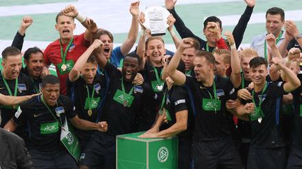 Jahrgang mit Perspektive. Florian Krebs, Kapitän von Herthas U 19, reckt nach dem Finalsieg gegen Schalke 04 die Meisterschale in die Höhe.