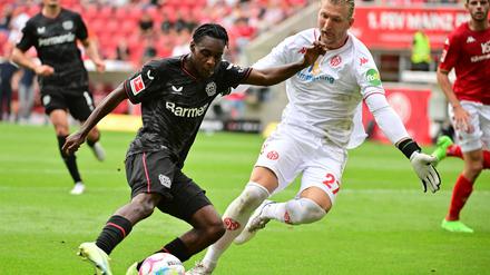 Jeremie Frimpong (li.) umkurvt Mainz-Torwart Robin Zentner vor seinem zweiten Treffer für Leverkusen.
