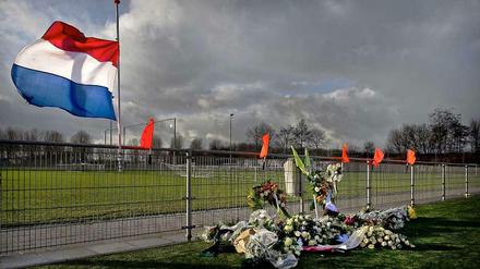Am Sportplatz des SC Buitenboys in Almere: Blumen und Linienrichterfahnen für den verstorbenen Richard Nieuwenhuizen.