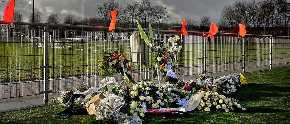 Am Sportplatz des SC Buitenboys in Almere: Blumen und Linienrichterfahnen für den verstorbenen Richard Nieuwenhuizen.