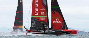 Vorstartballett: Emirates Team New Zealand fährt als erstes in die Zone, von der aus gestartet wird, gejagt von Luna Rossa Prada Pirelli, die den Titel holen wollen. 