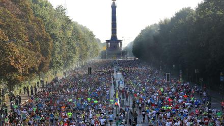 Bild aus vergangenen Zeiten: Zehntausende Marathonläufer nahe der Siegessäule.