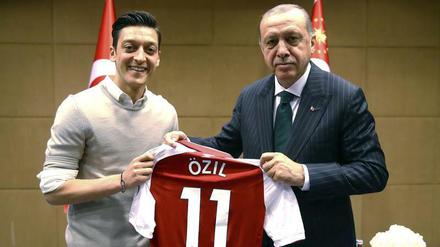 Das Bild des Anstoßes: Özil und der türkische Präsident Erdogan. Berater Sögüt meint: "Außerhalb des Platzes hat er keinen Fehler gemacht."