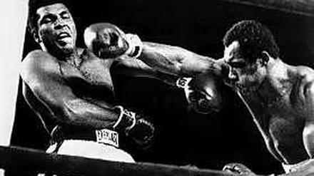 Ken Norton (r.) in seinem dritten Boxkampf gegen Muhammad Ali 1976, den er umstritten nach Punkten verlor.