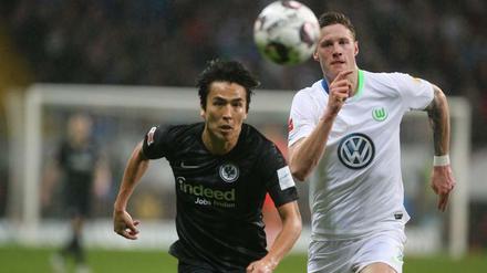 Ball und Gegner im Blick. Wout Weghorst (r.) und seine Wolfsburger zeigten in Frankfurt ein starkes Auswärtsspiel.