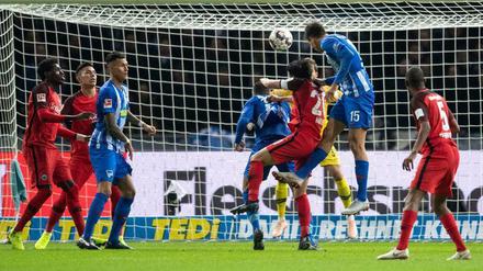 Marko Grujic steigt hoch und trifft zum 1:0 für Hertha.