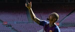 Selfie im Camp Nou. Kevin Prince Boateng fotografiert sich an seinem neuen Arbeitsplatz. 