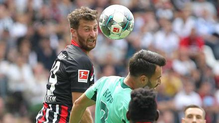 Frankfurts David Abraham räumt auf und Gegenspieler Lukas Rupp ab.