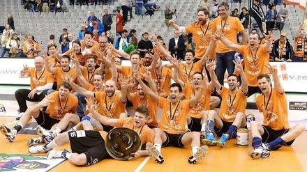 Die Berliner Volleys feierten am Mittwochabend in der ZF Arena in Friedrichshafen ihren Sieg mit der Meisterschale.