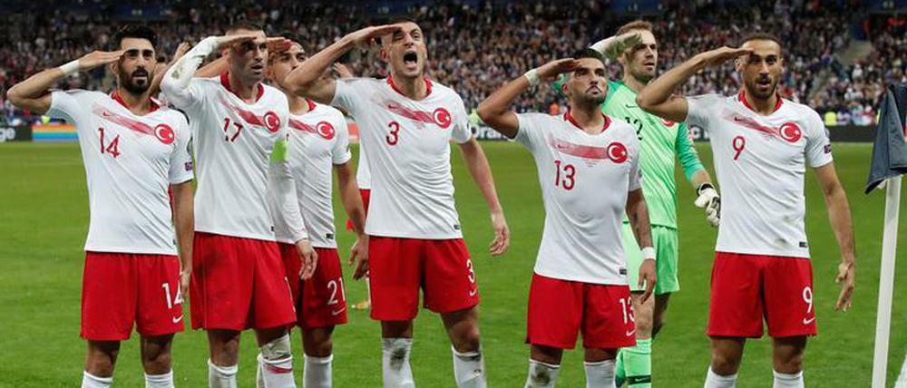 Türkische Fußballer salutieren. Meinungsäußerung oder Provokation?