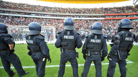 Die Polizei ist rund um die Spiele der Fußball-Bundesliga jedes Wochenende massiv im Einsatz – manchmal auch im Stadion. 