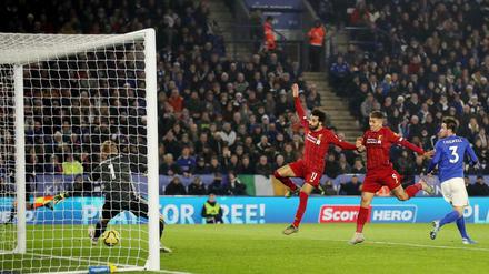 Roberto Firmino (2. v. r.) trifft zum 1:0 für Liverpool.