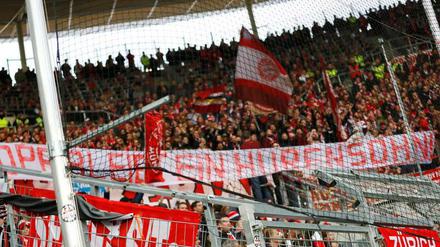 Im Wortlaut überzogen, im Kontext richtig. Bayerns Fans halten die Kritik an ihren Transparenten für überzogen.