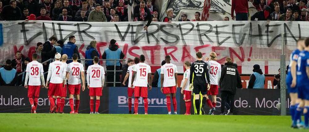 Auch beim 3:0-Sieg des 1. FC Köln gegen Schalke gab es ein Hass-Plakat.