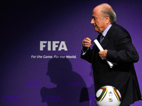 Fifa-Präsident Sepp Blatter ist unter Druck und seine Gegner wittern Morgenluft.