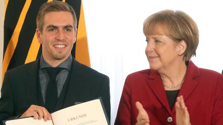 Er Philosoph, sie Kanzlerin: Als Kapitän der Nationalmannschaft bekam Philipp Lahm von Angela Merkel 2014 das Silberne Lorbeerblatt überreicht. 