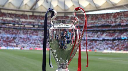 Droht Staub anzusetzen. Der Pokal für den Sieger der Champions League könnte auch erst im Spätsommer einen neuen Besitzer finden.