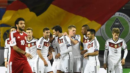 Die deutschen Spieler feiern das befreiende Tor von Max Kruse (verdeckt) zum 2:1 gegen Georgien.