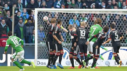 Vorbeigeschlenzt: Werder Bremens Zlatko Junuzovic trifft zum 2:0 gegen Bayer Leverkusen.
