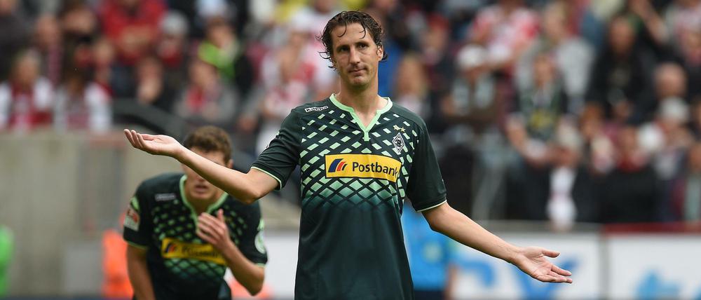 Der Gladbacher Verteidiger Roel Brouwers weiß auch nicht, wie sich die Borussia aus der Krise befreien kann.