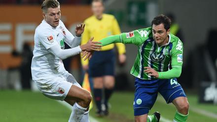 Probleme in der Fremde. Marcel Schäfer (rechts, Szene mit Alexander Esswien) und der VfL Wolfsburg spielen auswärts nicht so konstant wie in den letzten Jahren. Auch in Augsburg reichte es nur zu einem torlosen Unentschieden. 