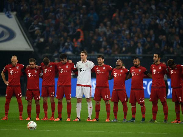 Bayerns Spieler während der Schweigeminute auf Schalke. 