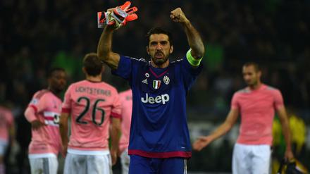 Juventus Turins Torhüter Gianluigi Buffon freut sich, dass er einen Schal von Borussia Mönchengladbach erhält.